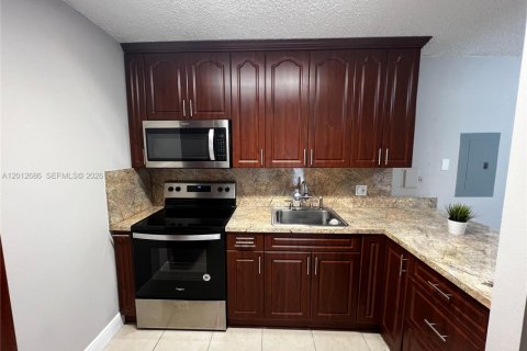 Condominio en alquiler en Miami, Florida, 1 dormitorio, 69.68 m2 № 2076480 - foto 2