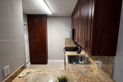 Condominio en alquiler en Miami, Florida, 1 dormitorio, 69.68 m2 № 2076480 - foto 3