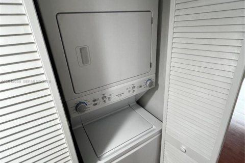 Condominio en alquiler en Miami, Florida, 1 dormitorio, 69.68 m2 № 2076480 - foto 8