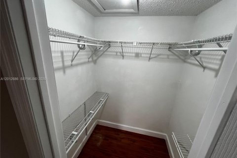 Condominio en alquiler en Miami, Florida, 1 dormitorio, 69.68 m2 № 2076480 - foto 6
