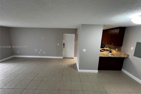 Condominio en alquiler en Miami, Florida, 1 dormitorio, 69.68 m2 № 2076480 - foto 4