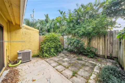 Townhouse in Pompano Beach, Florida 2 bedrooms, 132.66 sq.m. № 2393079 - photo 2