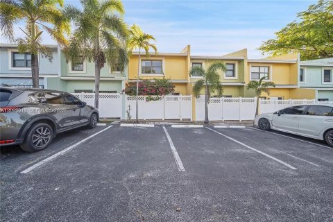 Townhouse in Pompano Beach, Florida 2 bedrooms, 132.66 sq.m. № 2393079