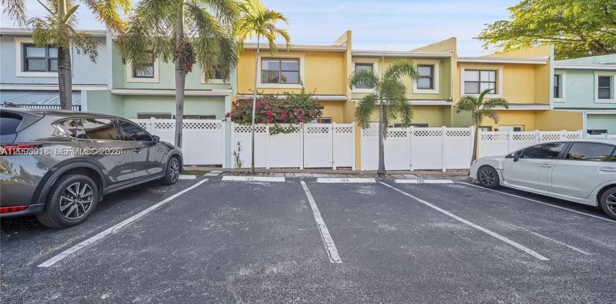 Townhouse in Pompano Beach, Florida 2 bedrooms, 132.66 sq.m. № 2393079
