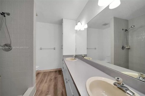 Townhouse in Pompano Beach, Florida 2 bedrooms, 132.66 sq.m. № 2393079 - photo 10