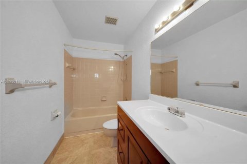 Townhouse in Pompano Beach, Florida 2 bedrooms, 132.66 sq.m. № 2393079 - photo 12