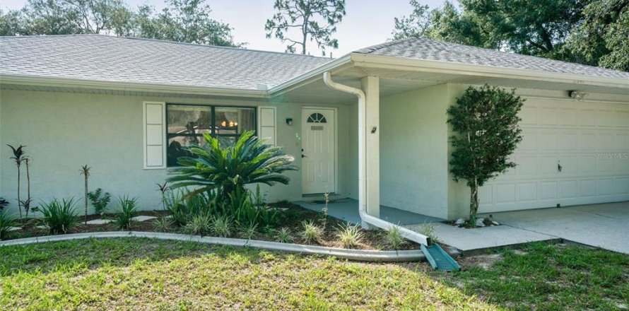 House in Inverness, Florida 3 bedrooms, 118.54 sq.m. № 1744660