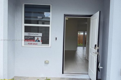 Купить таунхаус в Хомстед, Флорида 3 спальни, 130.99м2, № 2079118 - фото 3