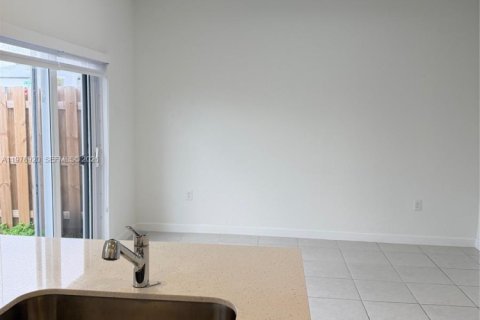 Купить таунхаус в Хомстед, Флорида 3 спальни, 130.99м2, № 2079118 - фото 13