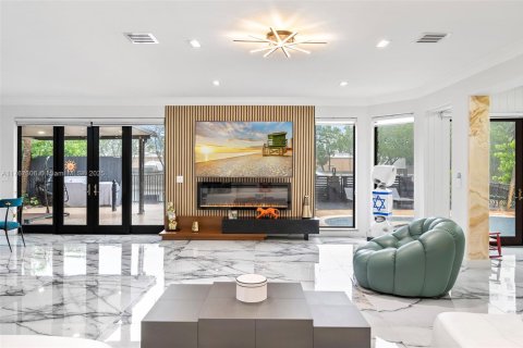 Casa en venta en North Miami Beach, Florida, 6 dormitorios, 525.64 m2 № 1863304 - foto 17