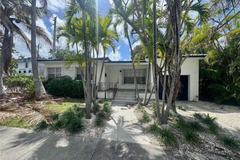 Villa ou maison à louer à Miami, Floride: 2 chambres, 170.85 m2 № 2041520 - photo 2