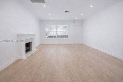 Villa ou maison à louer à Miami, Floride: 2 chambres, 170.85 m2 № 2041520 - photo 11