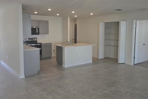 Villa ou maison à vendre à Poinciana, Floride: 4 chambres, 198.25 m2 № 2143306 - photo 2