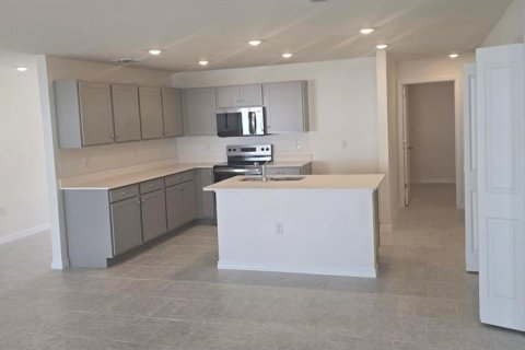 Villa ou maison à vendre à Poinciana, Floride: 4 chambres, 198.25 m2 № 2143306 - photo 5