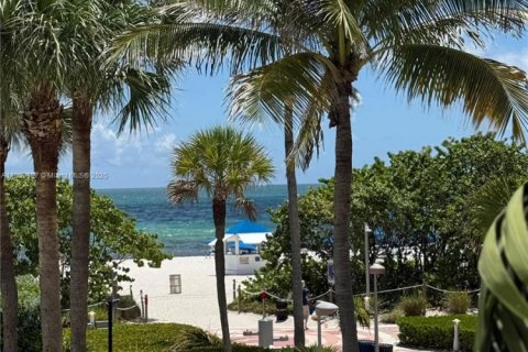 Condominio en venta en Miami Beach, Florida, 2 dormitorios, 88.16 m2 № 1977004 - foto 27