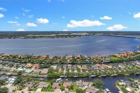House in Bradenton, Florida 4 bedrooms, 235.04 sq.m. № 1869726 - photo 2
