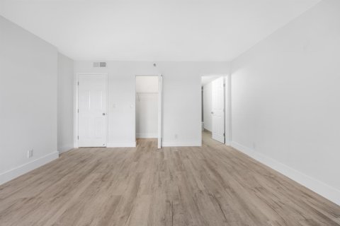 Condo in Pompano Beach, Florida, 2 bedrooms  № 2195006 - photo 12