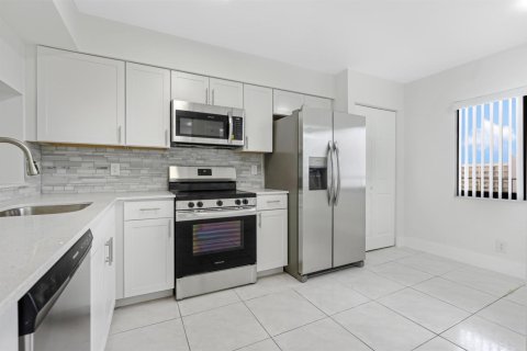 Condo in Pompano Beach, Florida, 2 bedrooms  № 2195006 - photo 2