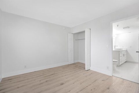 Condo in Pompano Beach, Florida, 2 bedrooms  № 2195006 - photo 9