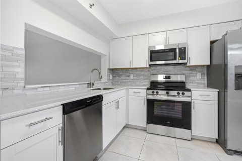 Condo in Pompano Beach, Florida, 2 bedrooms  № 2195006 - photo 3