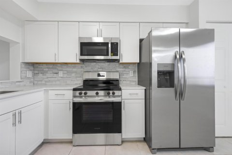 Condominio en Pompano Beach, Florida, 2 dormitorios  № 2195006