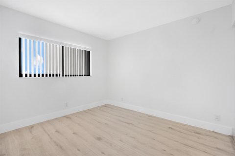 Condo in Pompano Beach, Florida, 2 bedrooms  № 2195006 - photo 11