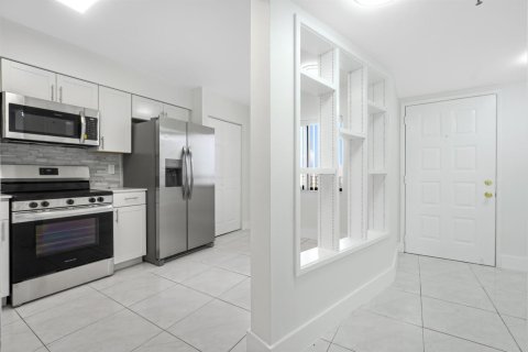 Condo in Pompano Beach, Florida, 2 bedrooms  № 2195006 - photo 4