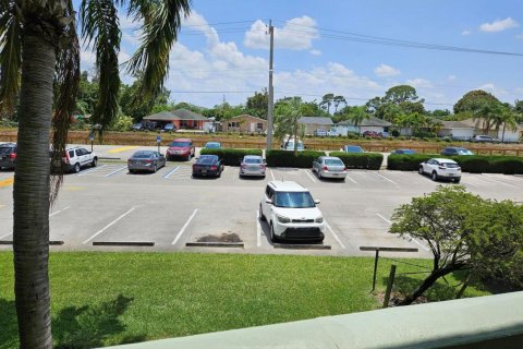 Condo in Palm Springs, Florida, 1 bedroom  № 1182373 - photo 1
