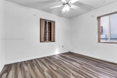 Casa en venta en Miami, Florida, 4 dormitorios, 177.54 m2 № 1937256 - foto 18