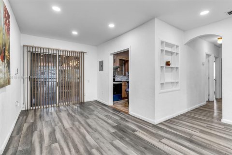 Villa ou maison à vendre à Miami, Floride: 4 chambres, 177.54 m2 № 1937256 - photo 12