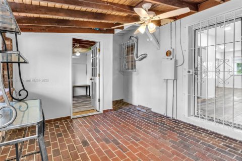 House in Miami, Florida 4 bedrooms, 177.54 sq.m. № 1937256 - photo 24