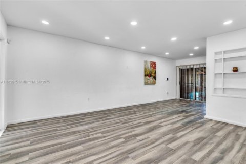 Villa ou maison à vendre à Miami, Floride: 4 chambres, 177.54 m2 № 1937256 - photo 8