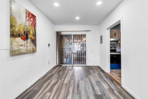 House in Miami, Florida 4 bedrooms, 177.54 sq.m. № 1937256 - photo 13