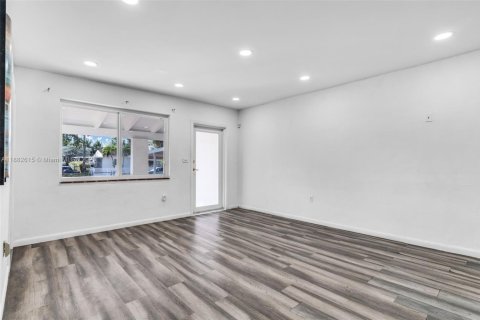 House in Miami, Florida 4 bedrooms, 177.54 sq.m. № 1937256 - photo 9