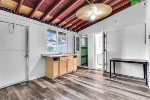 House in Miami, Florida 4 bedrooms, 177.54 sq.m. № 1937256 - photo 26