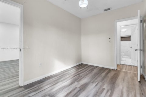 House in Miami, Florida 4 bedrooms, 177.54 sq.m. № 1937256 - photo 21