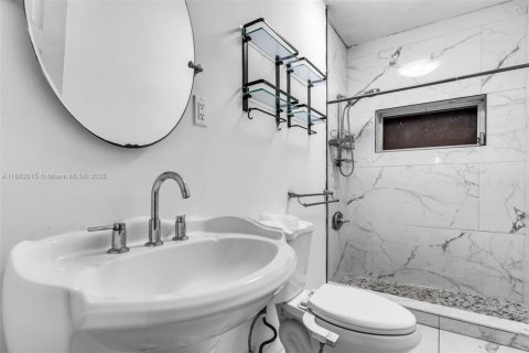Villa ou maison à vendre à Miami, Floride: 4 chambres, 177.54 m2 № 1937256 - photo 17