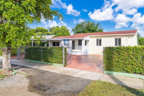 House in Miami, Florida 4 bedrooms, 177.54 sq.m. № 1937256 - photo 3