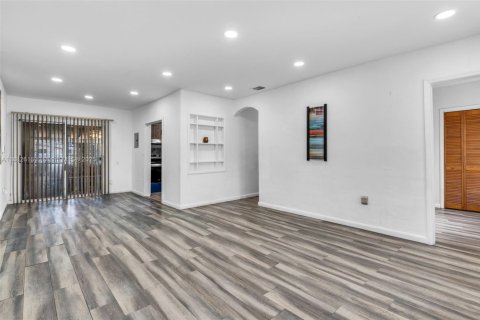 Villa ou maison à vendre à Miami, Floride: 4 chambres, 177.54 m2 № 1937256 - photo 6