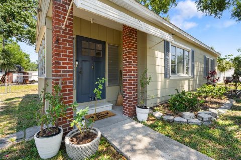 House in Tampa, Florida 2 bedrooms, 100.15 sq.m. № 1736358 - photo 4