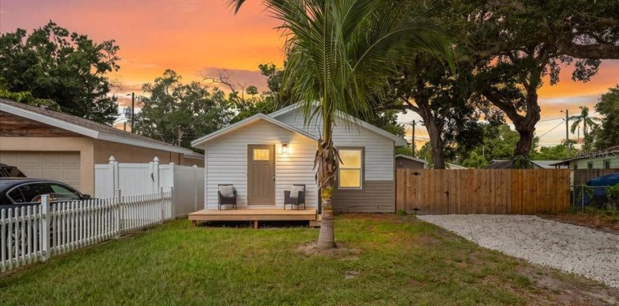 Villa ou maison à Saint Petersburg, Floride 3 chambres, 115.2 m2 № 2398875