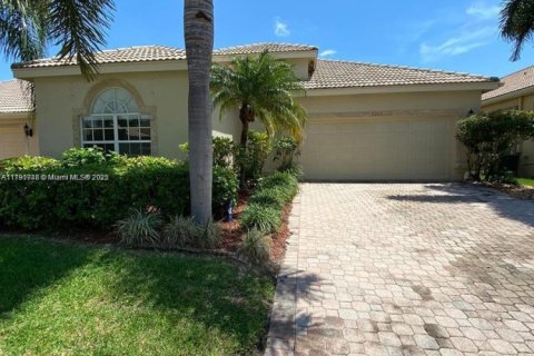 House in Boynton Beach, Florida 3 bedrooms, 176.61 sq.m. № 1731579 - photo 2