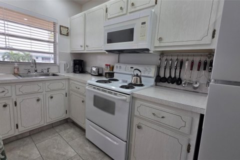 Condo in Hollywood, Florida, 1 bedroom № 2177963 - photo 3