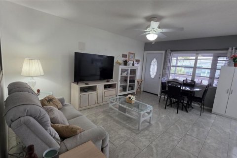 Condo in Hollywood, Florida, 1 bedroom № 2177963 - photo 9