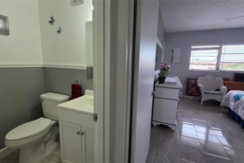 Condo in Hollywood, Florida, 1 bedroom № 2177963 - photo 12