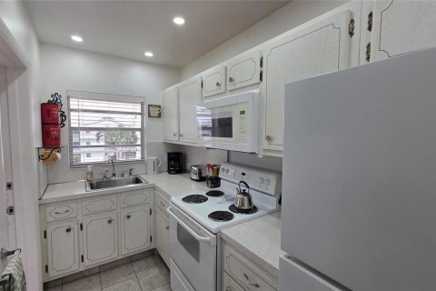 Condo in Hollywood, Florida, 1 bedroom № 2177963 - photo 2