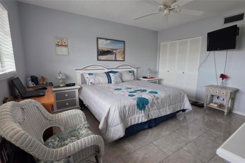 Condo in Hollywood, Florida, 1 bedroom № 2177963 - photo 18
