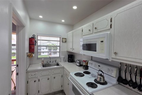 Condo in Hollywood, Florida, 1 bedroom № 2177963 - photo 4