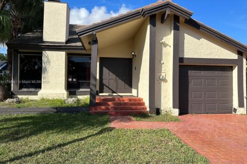 House in Miami, Florida 3 bedrooms, 137.5 sq.m. № 1728326 - photo 1