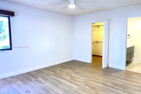 House in Miami, Florida 3 bedrooms, 137.5 sq.m. № 1728326 - photo 16